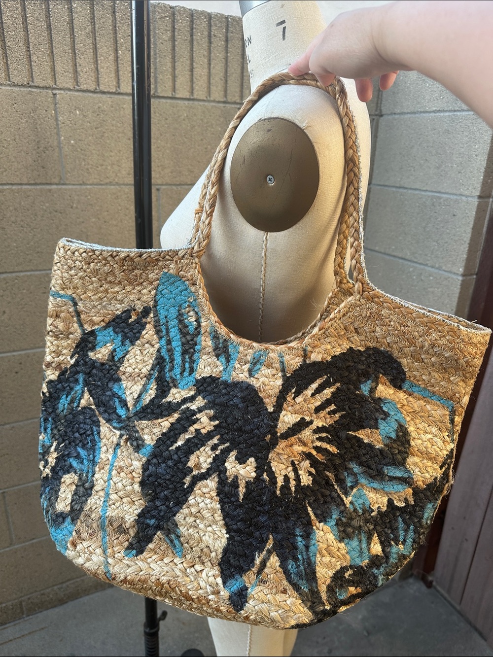 ANTK KRAFT | Boho Painted Jute Beach Market Bag with Shell Charm - Picture 2 of 9